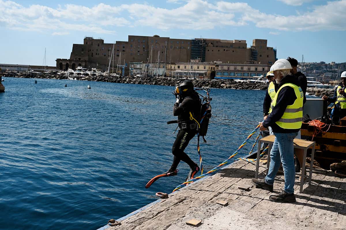 Limoncello sott’acqua: 450 bottiglie emergono dopo un anno nel Golfo di Napoli Limoncello sott’acqua: 450 bottiglie emergono dopo un anno nel Golfo di Napoli