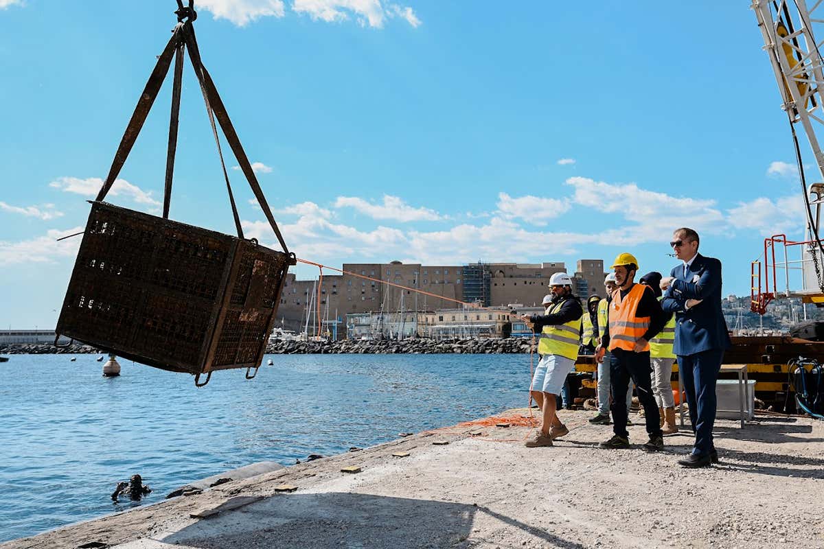Limoncello sott’acqua: 450 bottiglie emergono dopo un anno nel Golfo di Napoli Limoncello sott’acqua: 450 bottiglie emergono dopo un anno nel Golfo di Napoli