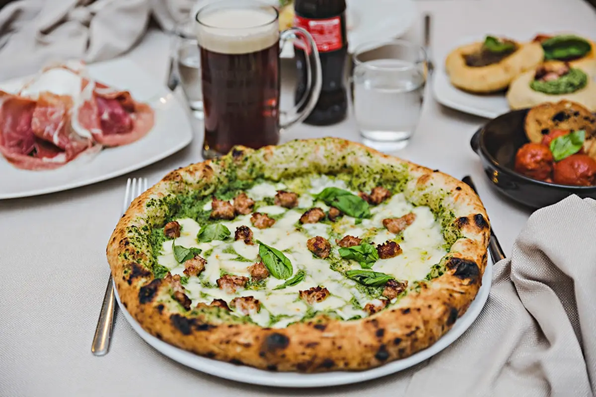 Pizze leggere, soffici anche se il cornicione napoletano c'&egrave; sempre da Angelo Pezzella Dove mangiare la pizza a Roma? Ecco cinque indirizzi da segnarsi