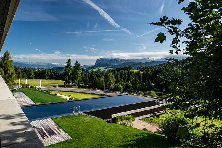 La piscina di acqua salina all'aperto Full immersion nel benessere Hotel Pfoesl, ritorno alla natura