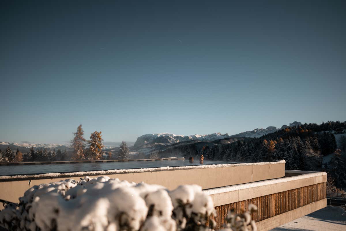 La piscina esterna del Pfösl Pfösl benessere e gusto tra la natura delle Dolomiti