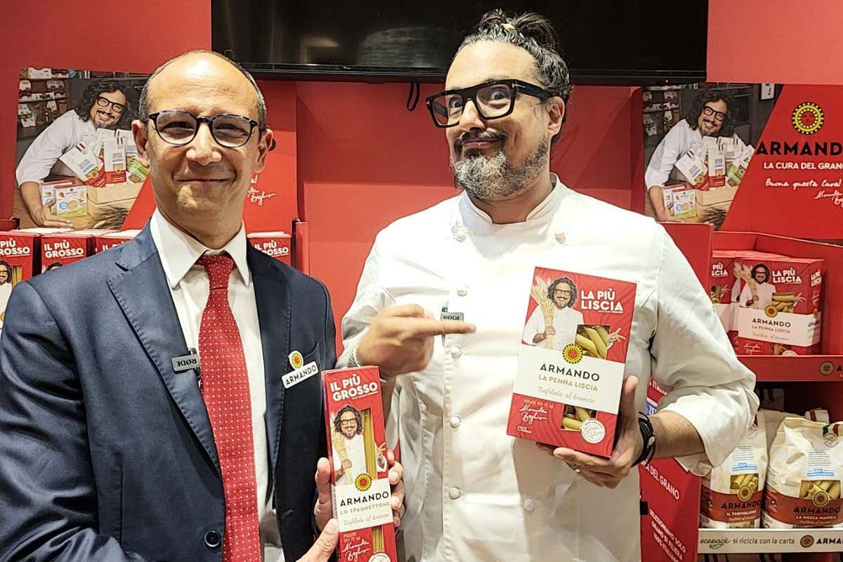 Fabrizio Nucifora, brand sales & marketing director di De Matteis Agroalimentare Spa con lo chef Alessandro Borghese La rivincita delle penne liscie passa da Pasta Armando e Alessandro Borghese