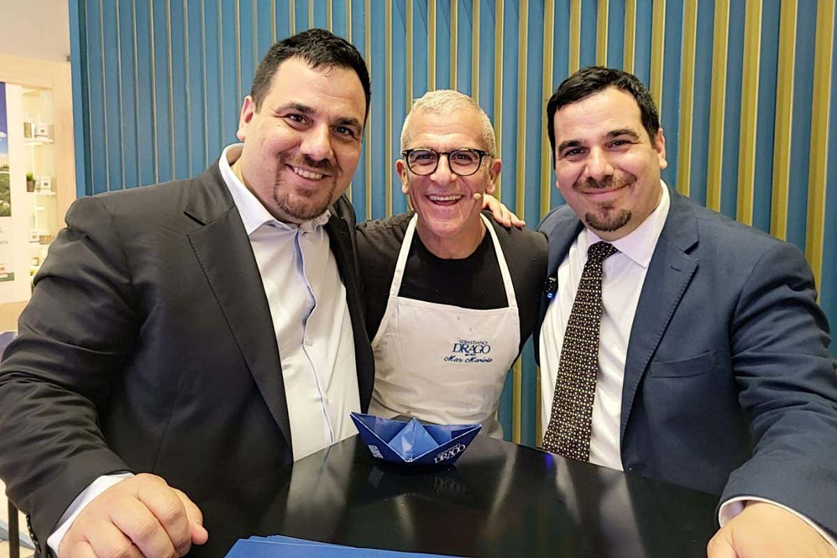 Pierpaolo e Marco Drago di Drago Conserve con lo chef Max Mariola Drago Conserve con i nuovi condimenti “Tonno e Cipolle” e “Tonno e Tartufo”. Special guest Max Mariola