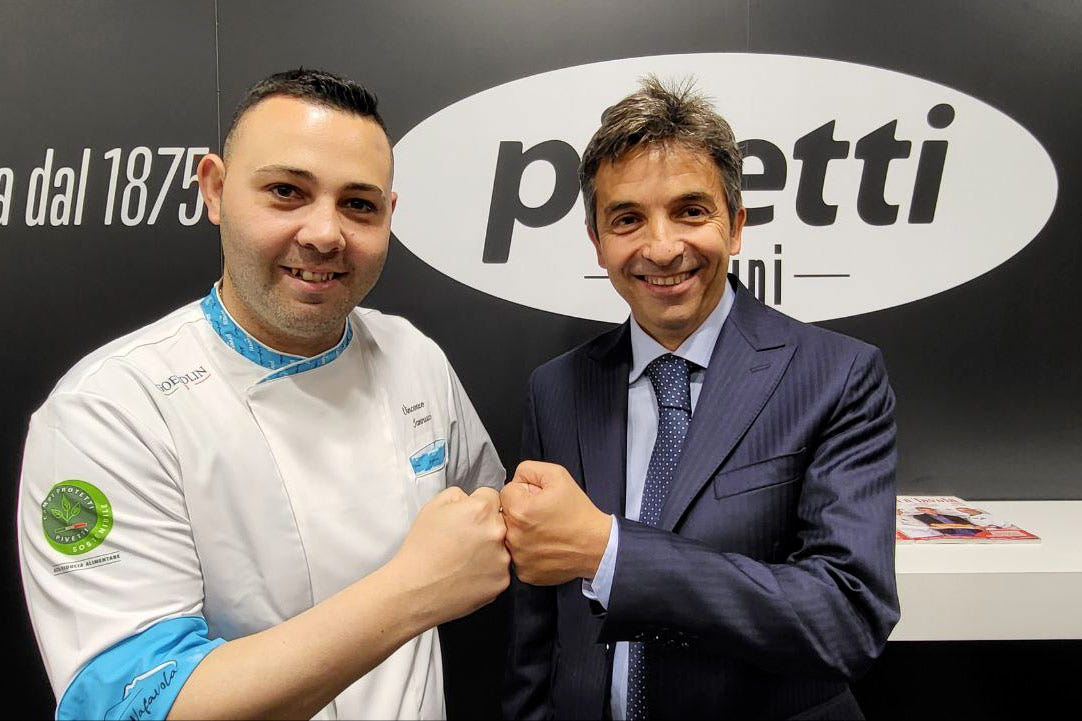 Gianluca Pivetti con il maestro pizzaiolo Vincenzo Iannucci Molini Pivetti con Vincenzo Iannucci per la Linea Special le farine per ogni tipologia di pizza