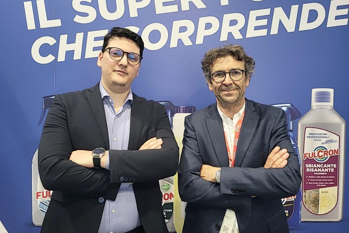 Antonio Sinigaglia e Giuliano Giordano Barberis di Arexons Arexons con il marchio Fulcron in fiera con i detergenti lavastoviglie professionali