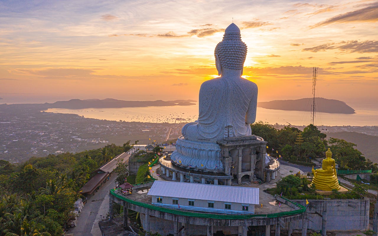 Il Grande Buddha che troneggia sull'isola di Phuket L'isola di Phuket riapre ai turisti stranieri, ma solo se vaccinati