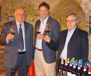 Da sinistra Lorenzo Meinardi (Sindaco di Treiso), Giovanni Busi (presidente Consorzio Chianti R&ugrave;fina) e Giancarlo Montaldo (presidente Enoteca regionale del Barbaresco)