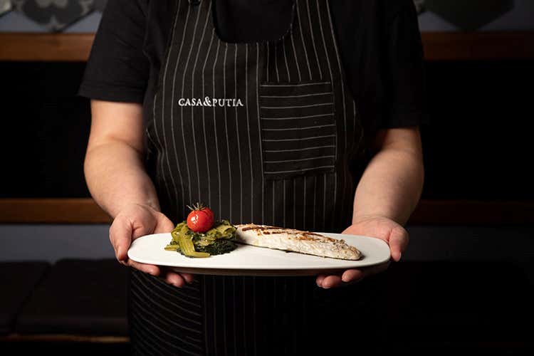 Filetto di palamita affumicato con verdura selvatica e pomodorino seccagno in acqua e sale di Trapani (I piatti amati da Montalbano al ristorante Casa & Putia)