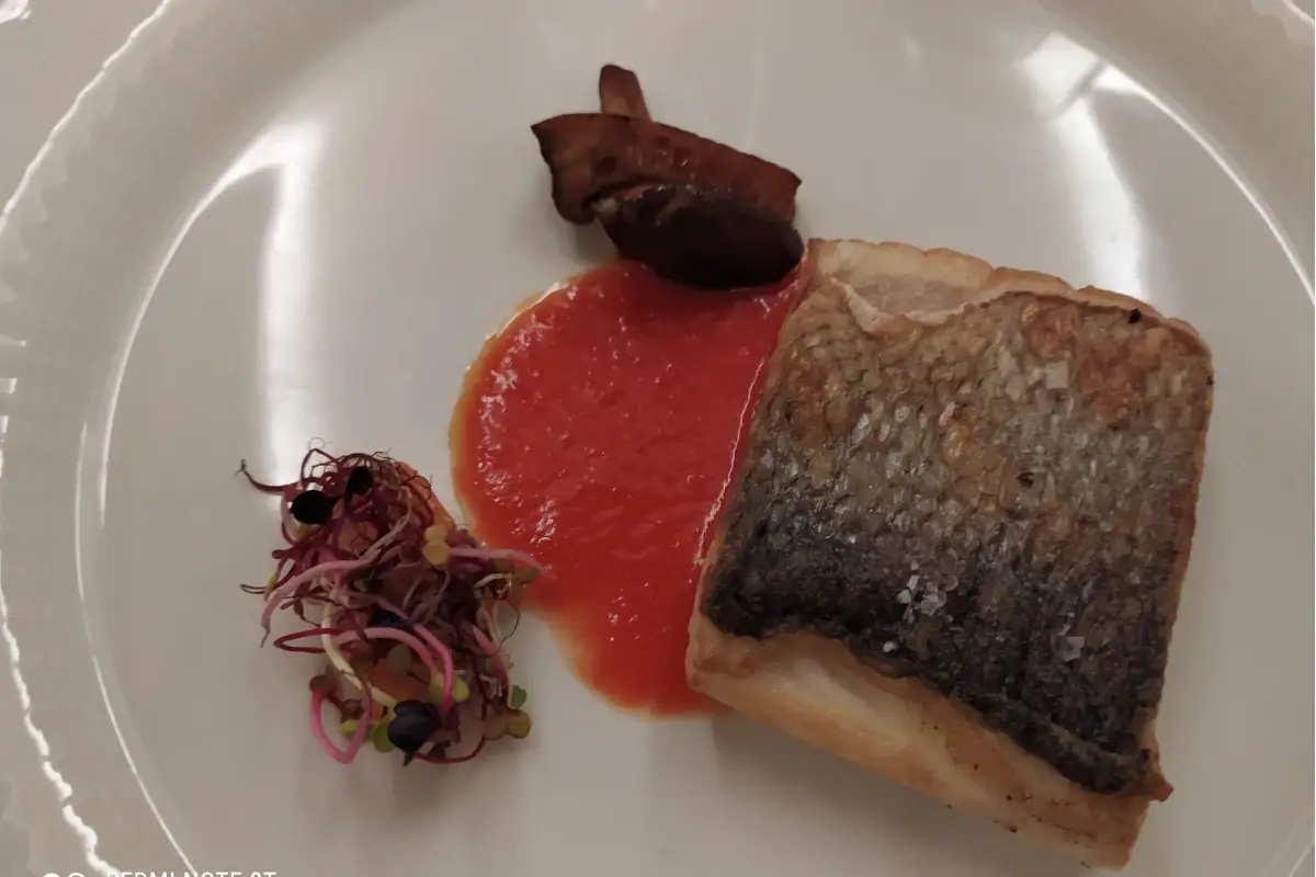 Filetto di branzino all'algherese Il cuoco Giorgio Bardi, un fuoriclasse nella cucina delllo Smy Carlos V Hotel