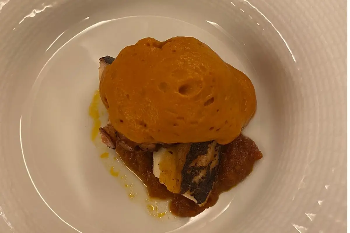 Polpo rosticciato con spuma di agliata Il cuoco Giorgio Bardi, un fuoriclasse nella cucina delllo Smy Carlos V Hotel