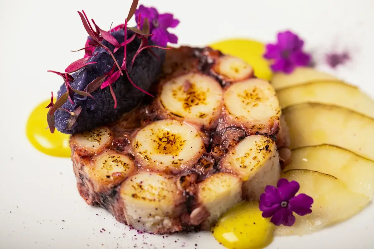 Polpo arrosto, cavolo viola, pere e Ras-El-Anut  Enoteca la Torre Villa Laetitia, esperienza esclusiva nel cuore della Capitale