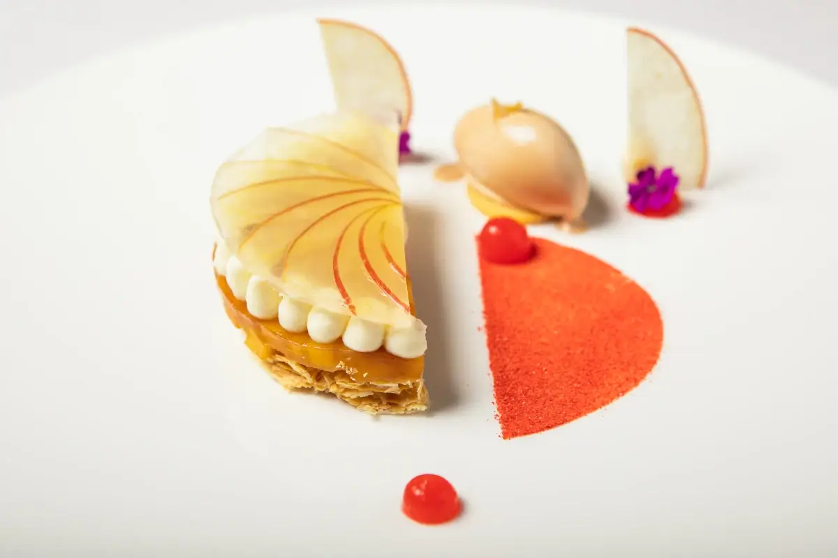 Tarte-Tatin di mela Annurca, Galanga, Caramelia e Campari Enoteca la Torre Villa Laetitia, esperienza esclusiva nel cuore della Capitale
