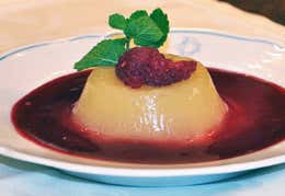 Bavarese di mele con salsa ai lamponi e biscotto di carruba Bavarese di mele con salsa ai lamponi e biscotto di carruba