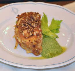 Lasagne con bolognese di formaggio vegetale e pesto di basilico Lasagne con bolognese di formaggio vegetale e pesto di basilico
