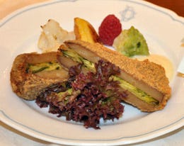 Valdostana di seitan e zucchine con maionese di mandorle e verdura al forno