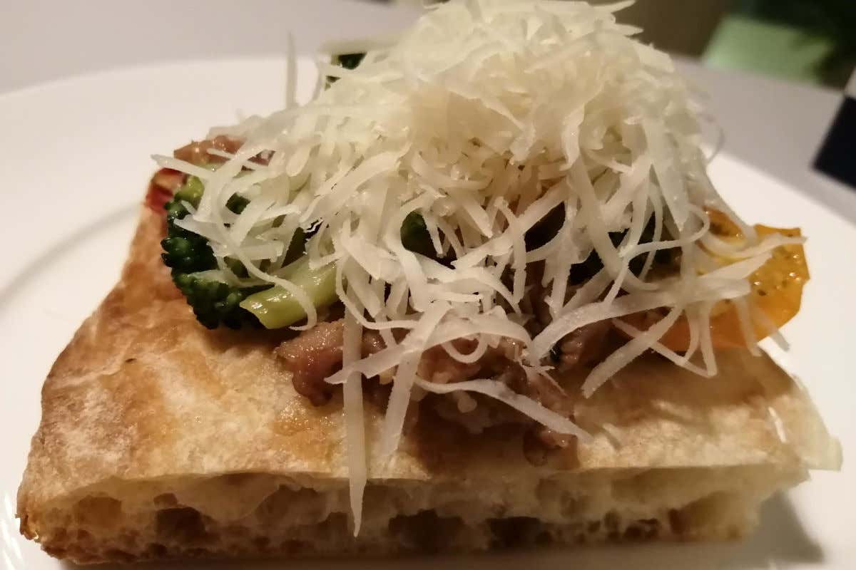 Scrocchiarella di grano duro con broccoletti ripassati, salsiccia e scaglie di provolone Valpadana Dop piccante 
