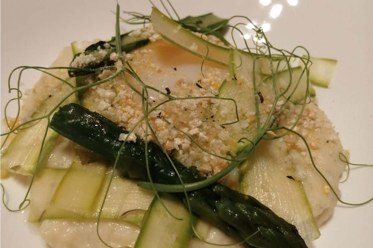Uovo cotto a bassa temperatura, asparagi e panure aromatica 