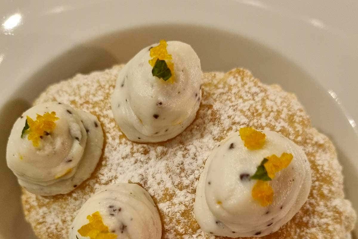 Cannolo siciliano rivisto con base di cialda croccante Impronte a Bergamo, nuovo menu speciale e progetti in vista