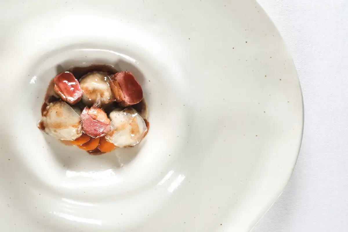 Ravioli di piccione, lardo e carote&nbsp; Borgobrufa svela la nuova proposta fine dining di Andrea Impero