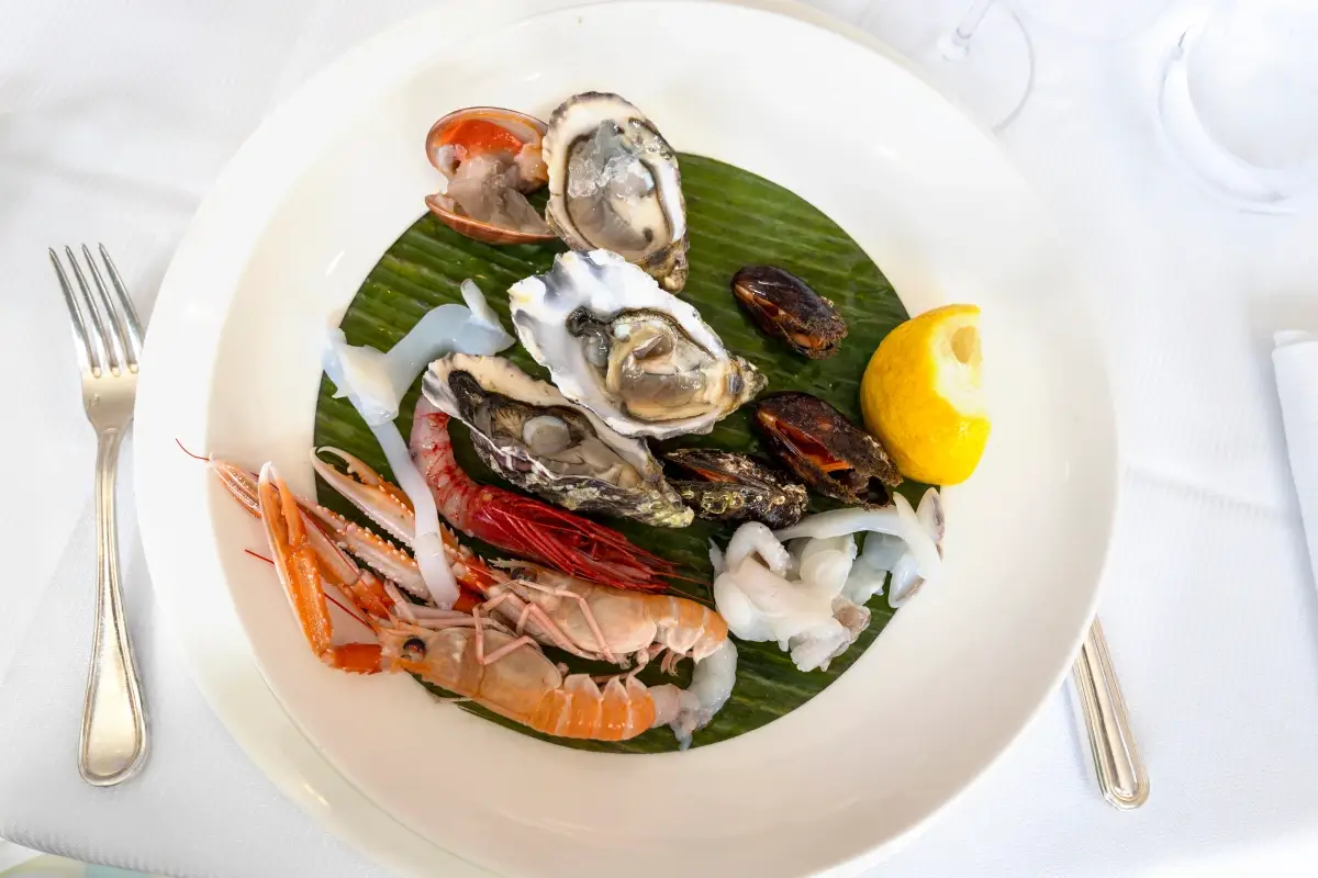 Donna incinta mangia pesce crudo al ristorante: il bimbo nasce con una grave infezione