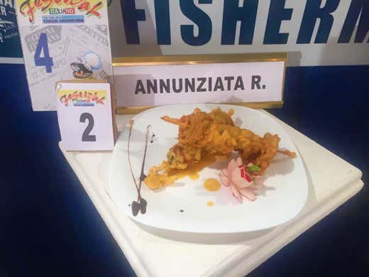 Spiedini di cozze con verdure e pancetta pastellate con vellutata di patate