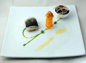 Sàor in perla di sgombro con crema di bisi, cannolo croccante di Marano con farcia ai fiori di zucca, una granita di ciliegie con sedano e pepe nero