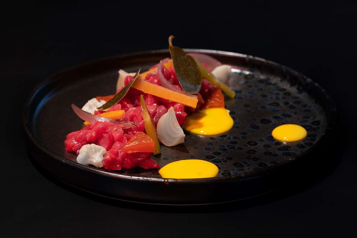 Tartare di Fassona piemontese con giardiniera Gaia, foglie di capperi di nicchia e zabaione salato Oltre il negozio di quartiere: a Roma Carne e Bottega