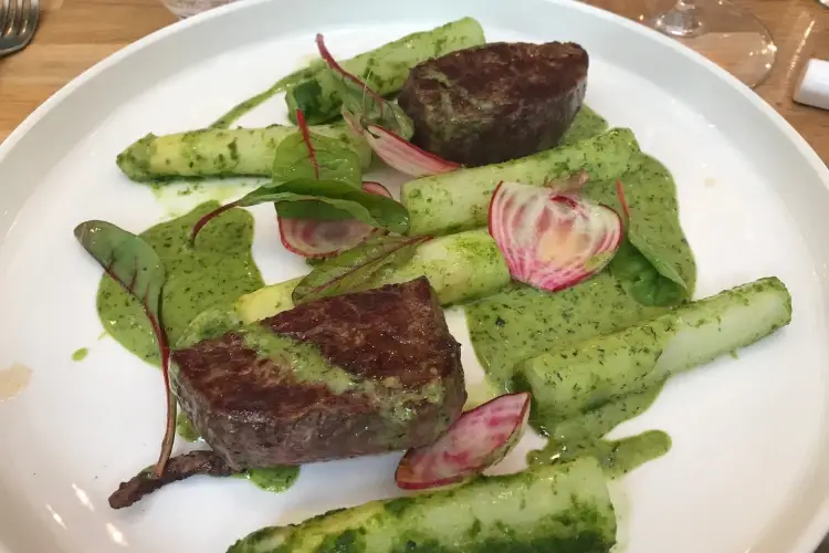 Un piatto di Plume&nbsp; Parigi in fiore: viaggio tra musei, arte e gourmandises