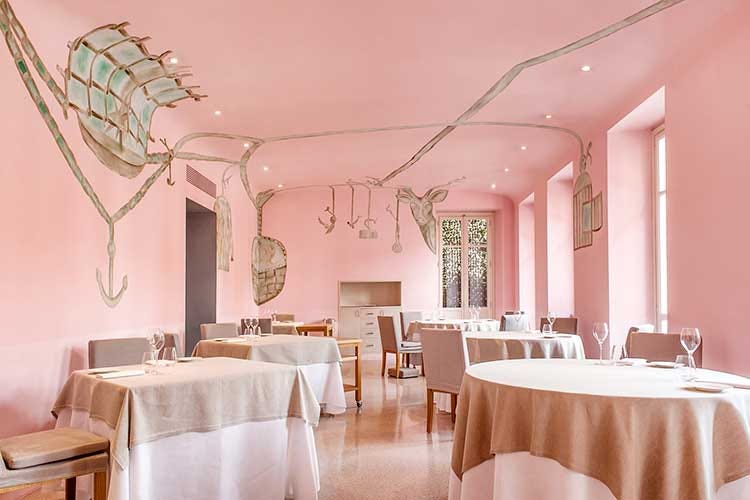 La sala rosa del ristorante Piazza Duomo Il Noma di Copenhagen per la 5a volta miglior ristorante al mondo