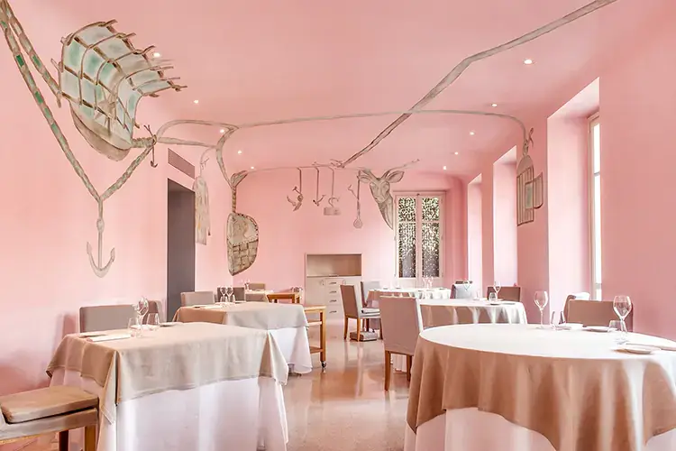 La sala rosa del ristorante Piazza Duomo Il Noma di Copenhagen per la 5a volta miglior ristorante al mondo