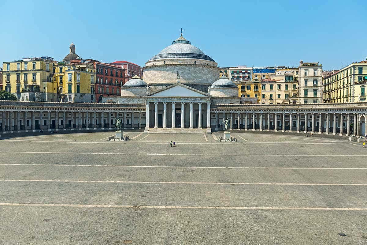 Piazza Plebiscito a Napoli, tradizionale ritrovo per i festeggiamenti di Capodanno ora vietati causa Covid Natale e Capodanno, feste di piazza e vendita di alcolici vietate in Campania Piazza Plebiscito a Napoli, tradizionale ritrovo per i festeggiamenti di Capodanno ora vietati causa Covid Natale e Capodanno, feste di piazza e vendita di alcolici vietate in Campania