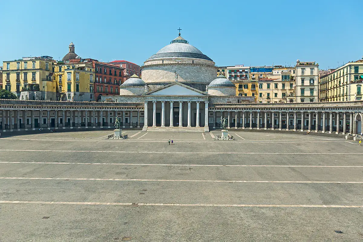 Piazza Plebiscito a Napoli, tradizionale ritrovo per i festeggiamenti di Capodanno ora vietati causa Covid Natale e Capodanno, feste di piazza e vendita di alcolici vietate in Campania