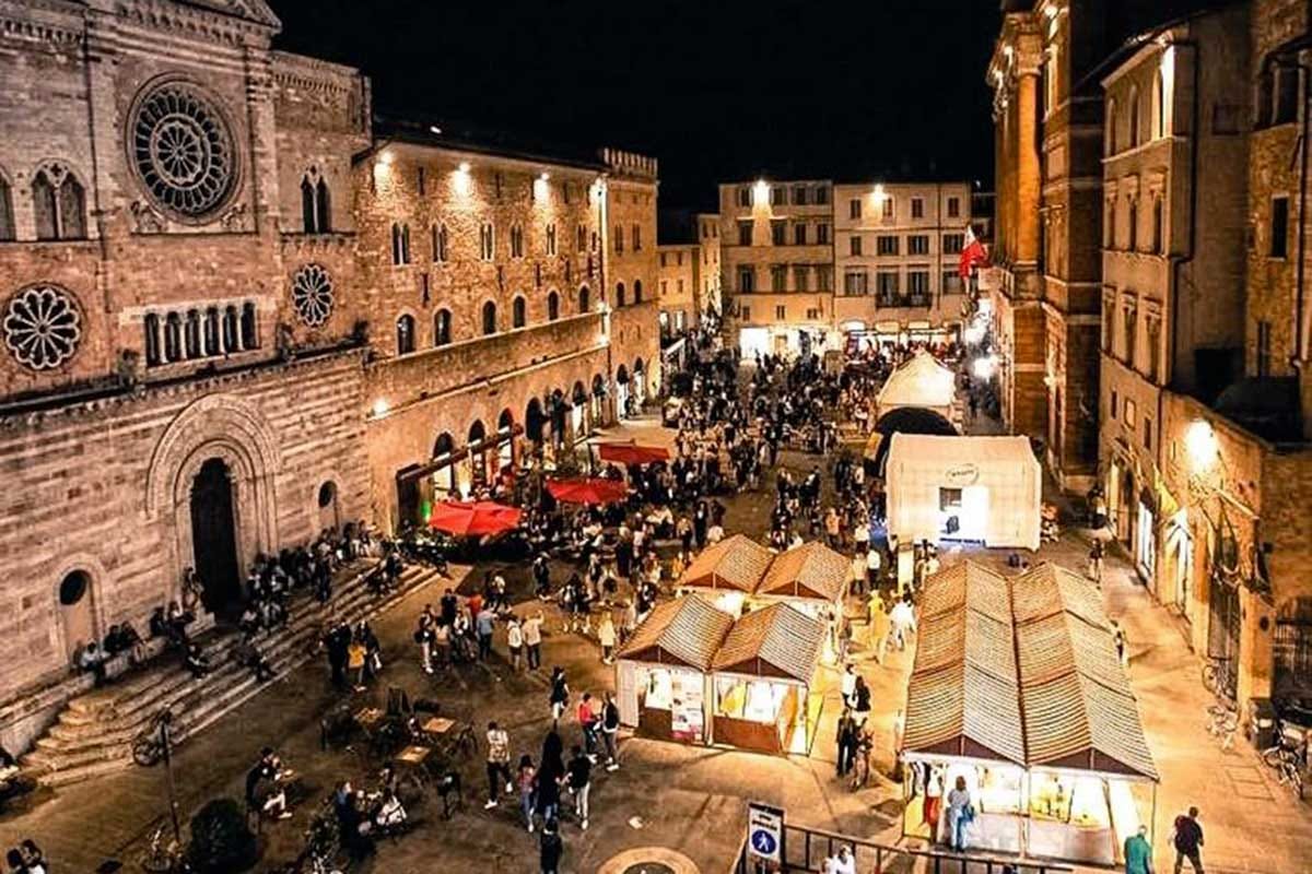 Piazza Repubblica a Foligno durante I Primi d'Italia Primi d'Italia, a Foligno il rilancio della ristorazione passa dalla pasta