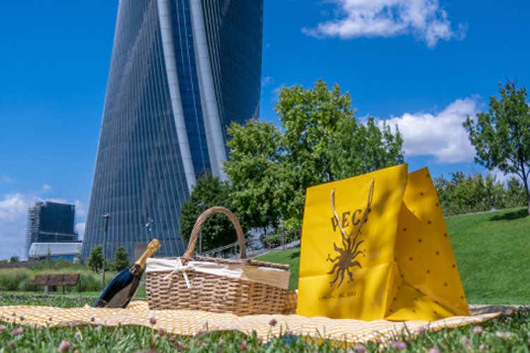 Pic-nic sui prati in centro a Milano  -Il Pic-nic gourmet di Peck porta la campagna a Milano CityLife