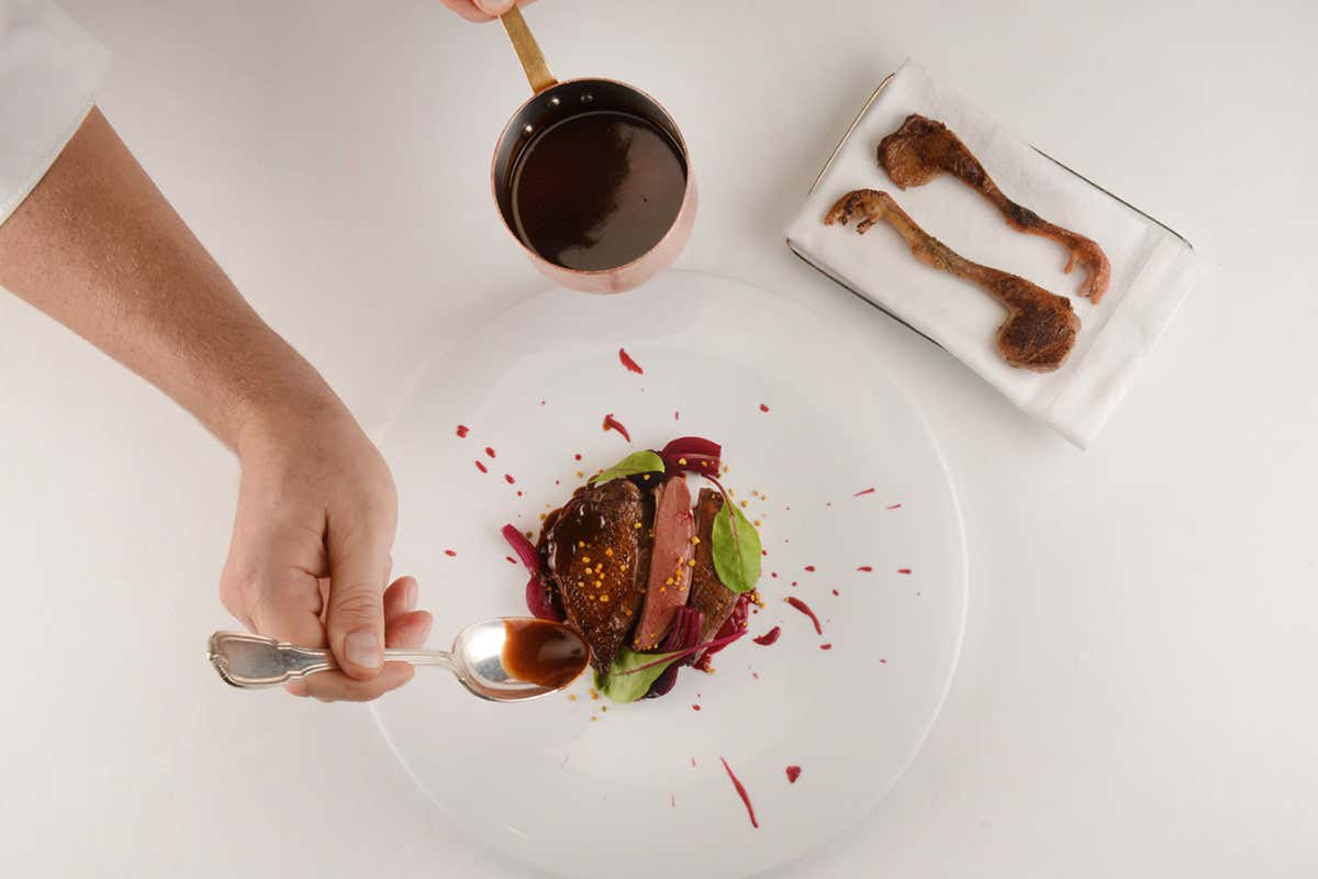 Piccione, barbabietole al polline dell’appennino e salsa al dolce forte Il Palagio del dopo Mollica: nuove emozioni con Paolo Lavezzini