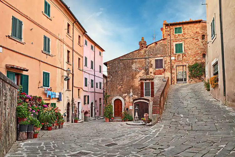 Il borgo di Castagneto Carducci a Livorno La Cultura rilancia i borghi Opportunit&agrave; per i ristoranti