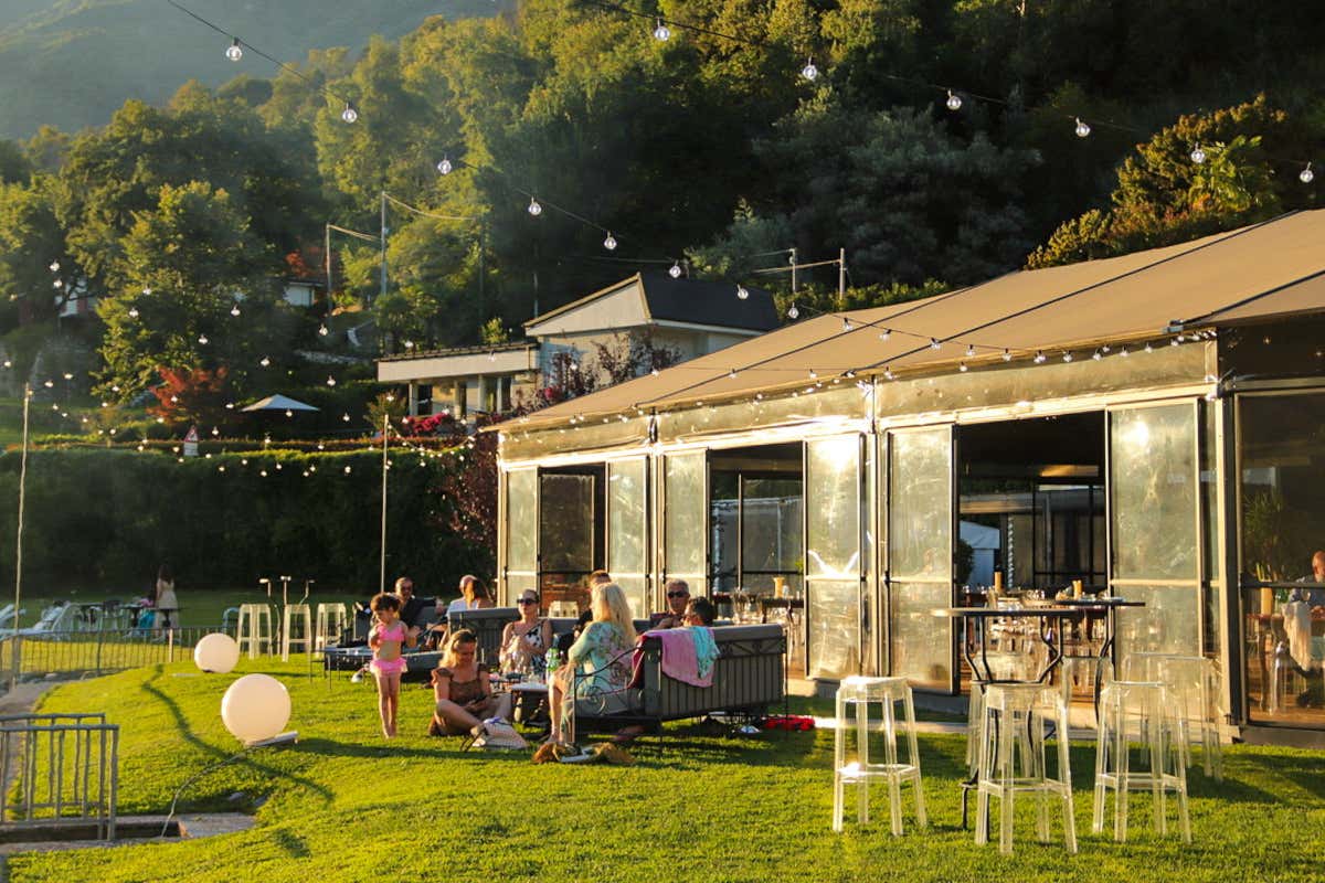 Al Piccolo Lago i lunedì d'estate si vivono tra brace, cocktail e natura