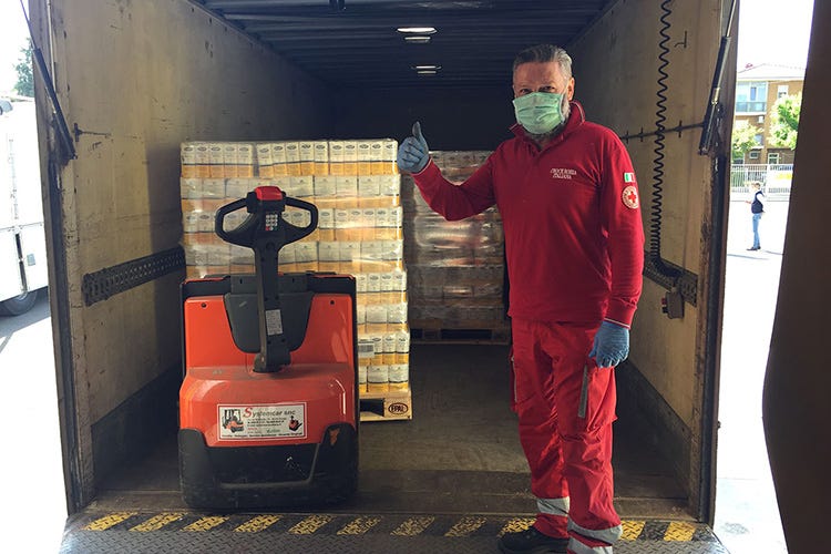 Pivetti sostiene 20 mila famiglie Alla Croce Rossa farina a tonnellate