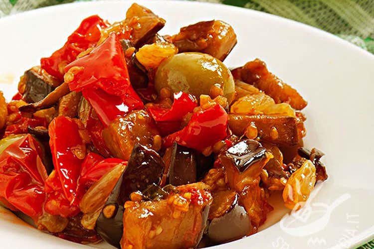 La caponata siciliana &egrave; la rivelazione 2020 per i pranzi all'aperto - Ferragosto all'aperto per 1 su 3 Nel picnic vince la tradizione