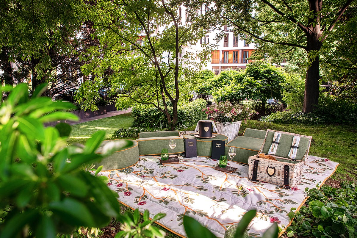 Il giardino del Bvlgari Hotel Milano  si risveglia per la stagione 2021 L’estate nel giardino del Bvlgari Milano: dal picnic di Romito all’arte