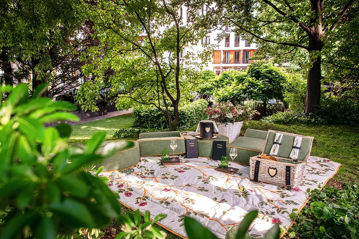 Il giardino del Bvlgari Hotel Milano&nbsp; si risveglia per la stagione 2021 L&rsquo;estate nel giardino del Bvlgari Milano: dal picnic di Romito all&rsquo;arte