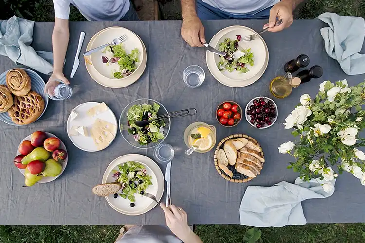 Vietato assembrarsi e anche nei luoghi pubblici all&rsquo;aperto Multe per i picnic in luoghi pubblici Le regole per farli in casa