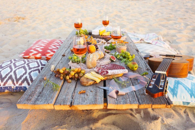 Un picnic sulla spiaggia - Romantico, sfizioso e palstic free Il picnic principe dell'estate lenta