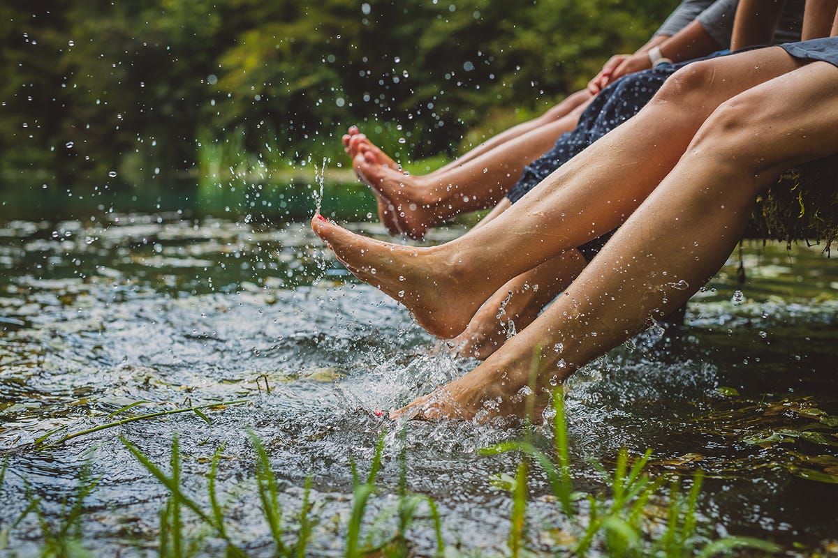 Perché non provare il barefooting in vacanza? Vacanze senza filtri nella natura In vigna, al fiume o sulla spiaggia
