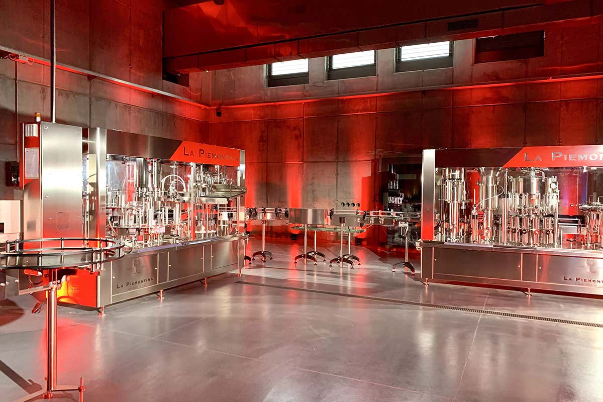 La linea di imbottigliamento La Piemontina: vino e promozione del territorio