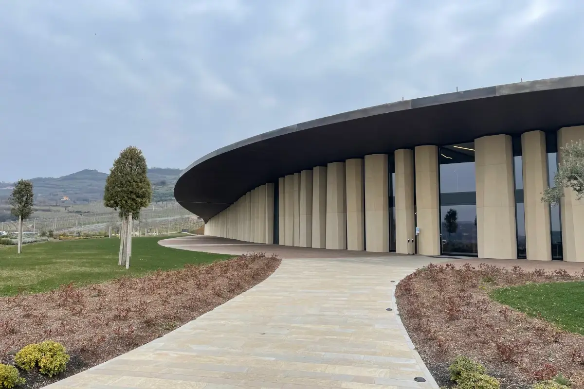 La nuova cantina Pieropan&nbsp; Nella nuova cantina Pieropan si incontrano storia e innovazione
