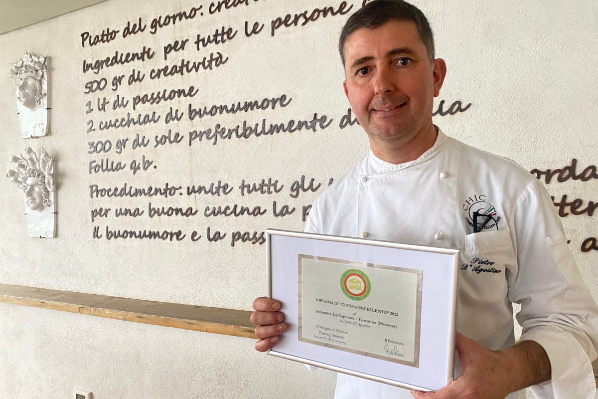 Pietro D'Agostino con il diploma dell'Accademia Italiana della Cucina  L'Accademia Italiana della Cucina premia Pietro D'Agostino
