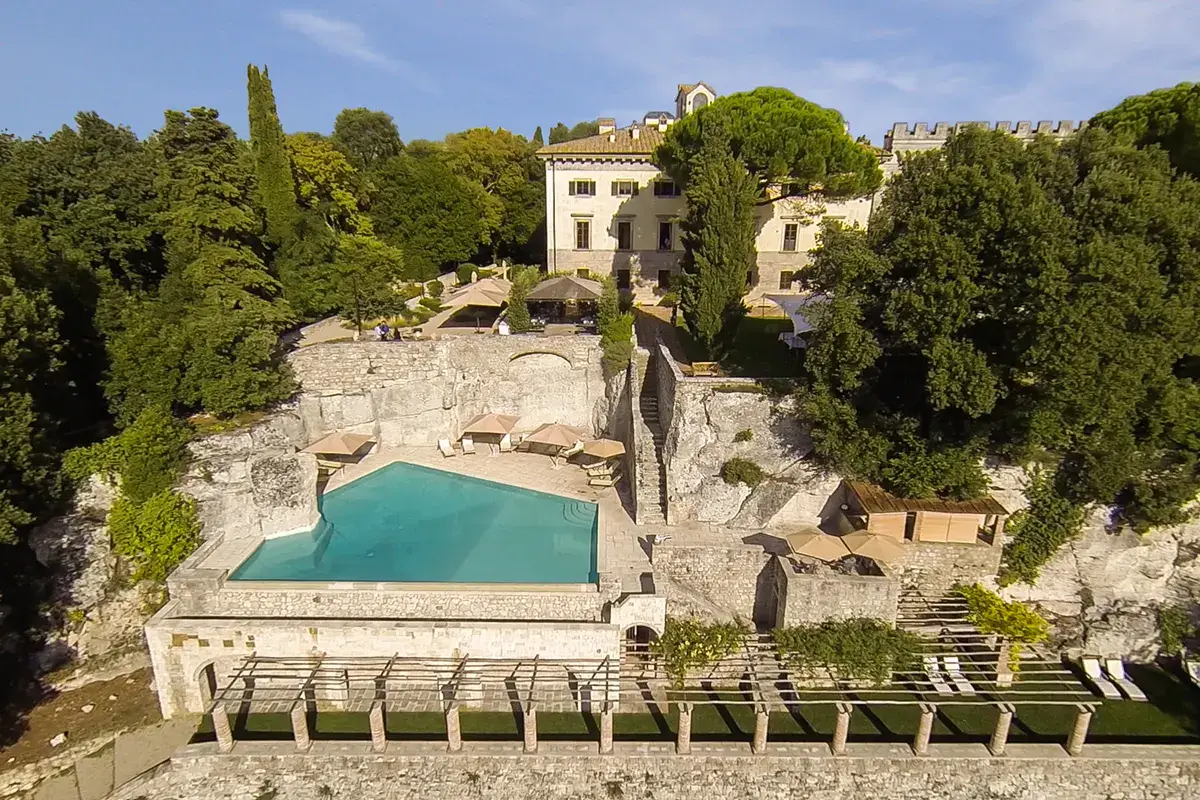 Una panoramica sulla struttura Borgo Pignano, charme e relax tra le colline toscane