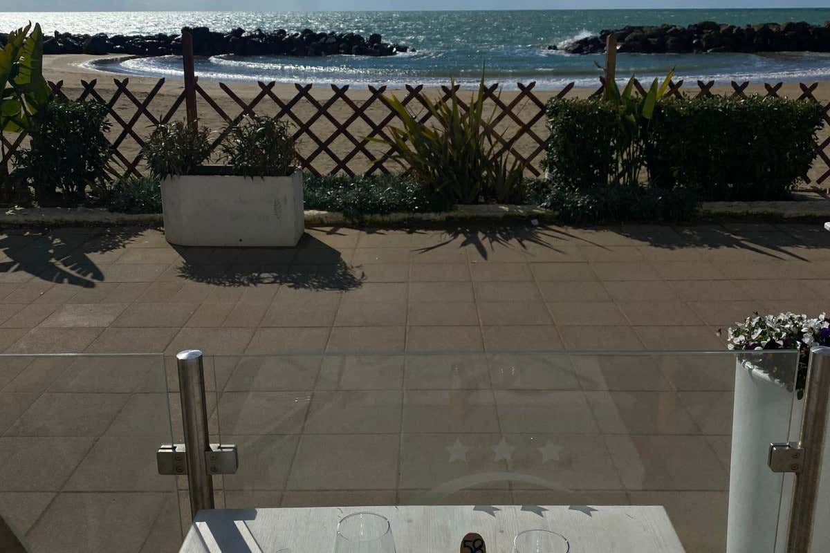 La vista dai tavoli di Pino al mare Grandi classici e innovazione: ecco dove mangiare a Ferragosto a Roma La vista dai tavoli di Pino al mare Grandi classici e innovazione: ecco dove mangiare a Ferragosto a Roma