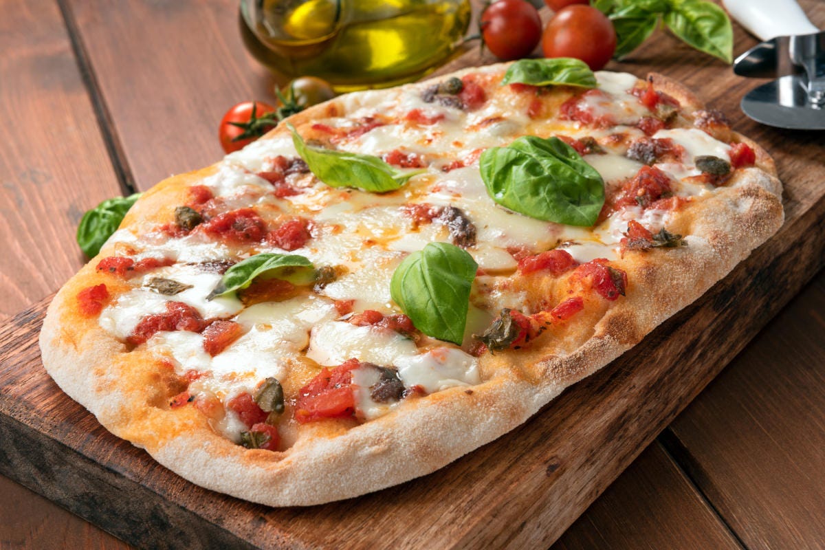 La pinsa, croccante all'esterno e morbida dentro, è un'alternativa alla pizza tradizionale 